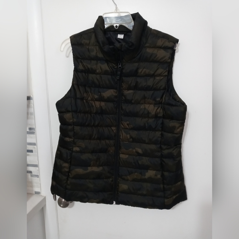 Old Navy Active Full Zip Camouflage Puffer Vest With Pockets